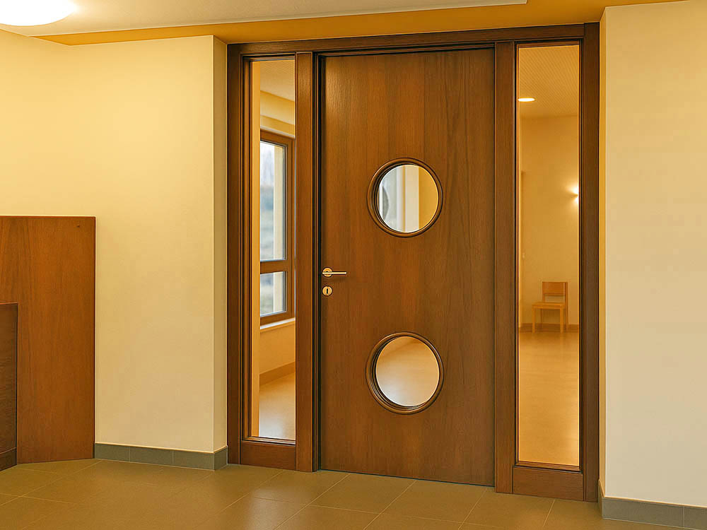 Holzfenster nach Maß – gefertigt von der Tischlerei Siebert in Melle Außenansicht eines maßgefertigten Holzfensters mit Backsteinrahmen – hochwertige Schreinerarbeit